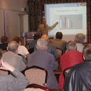 Eiríkur S. Jóhannsson, kaupfélagsstjóri, ræðir við fundarmenn á deildarfundi Akureyrardeildar á Hóte…