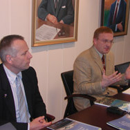 Bendikt Sigurðarson, formaður stjórnar KEA svf. ,  og Eiríkur S. Jóhannsson, fráfarandi kaupfélagsst…