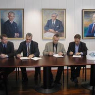 Fulltrúar Íslandsbanka hf., KEA svf. og Kaldbaks fjárfestingafélags á skrifstofu KEA í dag. Ingi Bjö…