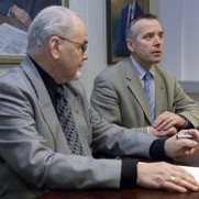 Jón Arnþórsson og Benedikt Sigurðarson kynna styrktarsamning KEA við Iðnaðarsafnið á Akureyri. Mynd:…