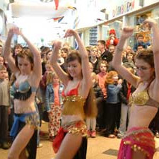 Stúlkur í Dansfélagi MA taka létt dansspor á Glerártorgi í dag.