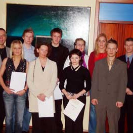 Styrkþegar og fulltrúar styrkþega á Fiðlaranum í dag ásamt Benedikt Sigurðarsyni, formanni stjórnar …