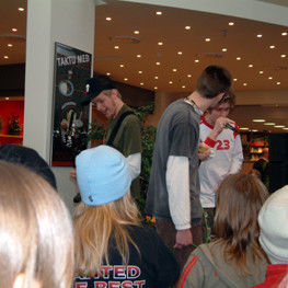 Hiphop-sveitin Skytturnar voru í essinu sínu á Glerártorgi í dag og kunni fólk vel að meta.