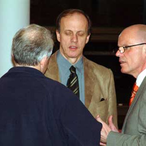 Ragnar Sverrisson, tillöguflutningsmaður, á tali við aðra fundarmenn.