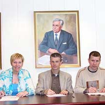 Frá undirritun styrktarsamningsins. Frá vinstri: Sævar Helgason, framkvæmdastjóri Íslenskra verðbréf…