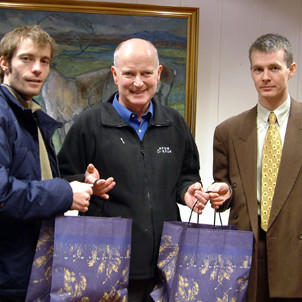 Andri Teitsson, framkvæmdastjóri KEA, og Ingvar Már Gíslason, markaðsstjóri Norðlenska, afhentu Jóni…