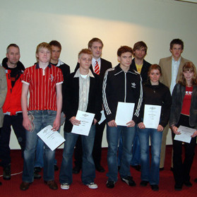 Níu ungir og efnilegir íþróttamenn og fulltrúi Björgvins Björgvinssonar, skíðamanns ásamt stjórnarfo…