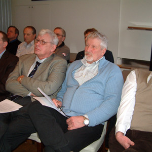 Frá stofnfundi Norðurvegar ehf. Í forgrunni eru frá vinstri: Helgi Jóhannesson, framkvæmdastjóri Nor…