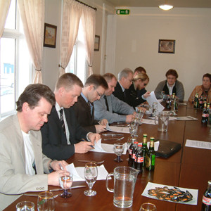 Þessi mynd var tekin af undirritun samningsins á veitingastaðnum Friðriki V á Akureyri í dag. Á mynd…