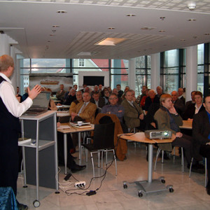 Frá fundi Akureyrardeildar í kaffiteríu Amtsbókasafnsins. Hér er Hólmkell Hreinsson, amtsbókavörður,…