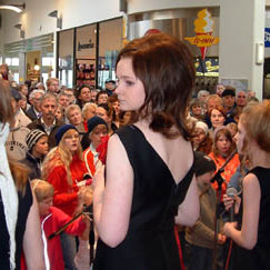 Krakkarnir frá grunnskólanum á Grenivík vöktu verðskuldaða athygli, en þeir fluttu syrpu af gömlum o…