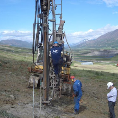 Gert er ráð fyrir að bora samtals um 1300 metra í bergi til að finna út heppilega legu Vaðlaheiðarga…