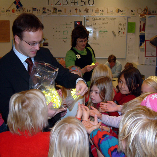 Halldór Jóhannsson, framkvæmdastjóri KEA, afhendir krökkum í Síðuskóla á Akureyri endurskinsmerki.