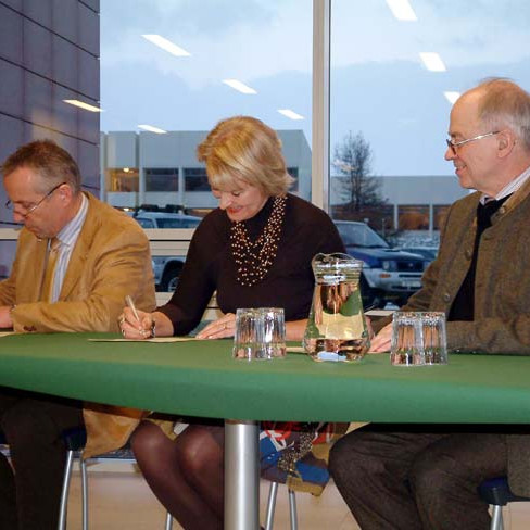 Undirskrift viljayfirlýsingarinnar í Borgum á Akureyri í dag. Frá vinstri: Benedikt Sigurðarson, stj…