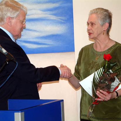 Hr. Ólafur Ragnar Grímsson, forseti Íslands, afhendir Hafdísi K. Ólafsson á Siglufirði styrk að upph…