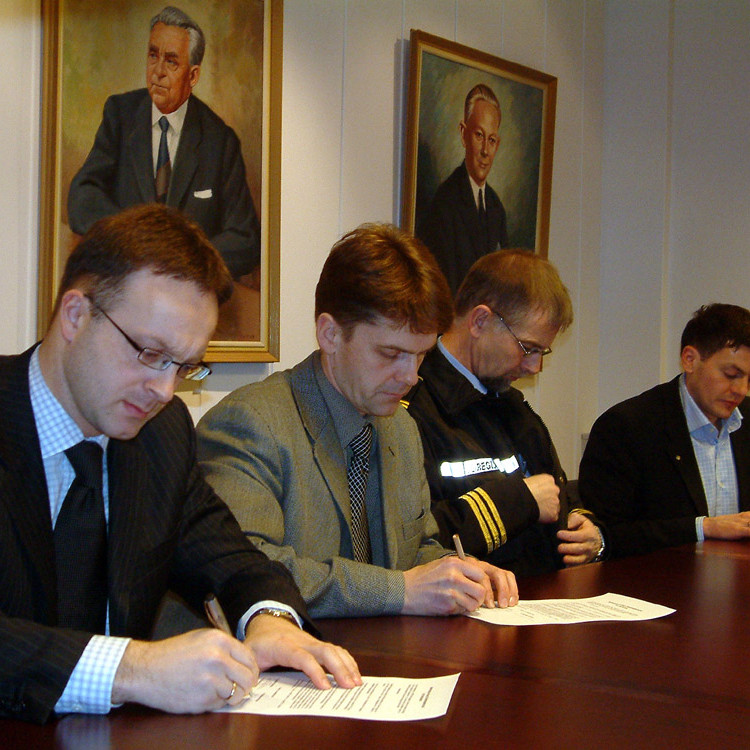 Ritað var undir samning um kaup á fíkniefnahundinum í dag og jafnframt var verkefnið kynnt fréttamön…