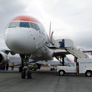 Þessi mynd var tekin þegar fyrsta vél Air Greenland lenti á Akureyrarflugvelli, en sem kunnugt er va…