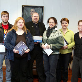 Örn Kató Hauksson, Þorbjörg Ólafsdóttir, Pétur Bolli Jóhannesson, sem tók við gjöf fyrir dóttur sína…