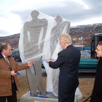 Forseti Íslands, Hr. Ólafur Ragnar Grímsson, og Björn Snæbjörnsson, formaður Einingar-Iðju, afhjúpa …