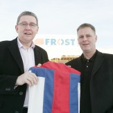 Á myndinni hampa þeir færeyska fánanum, Bjarni Hafþór Helgason, framkvæmdastjóri Hildings og Gunnar …