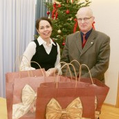 Ingibjörg Ösp Stefánsdóttir afhenti Jóni Oddgeiri matarpokana.