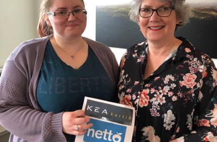 Ásta Guðný Kristjánsdóttir starfsmaður KEA afhendir Örnu Rut Sveinsdóttur gjafabréf