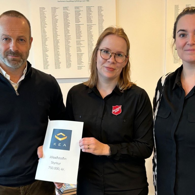 Halldór Jóhannsson afhenti Herdísi Helgadóttur og Eydísi Ösp Eyþórsdóttur styrkinn