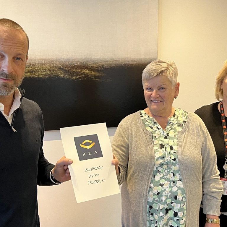 Halldór Jóhannsson afhendir Sigríði M. Jónsdóttur og Elínu Kjaran styrkinn