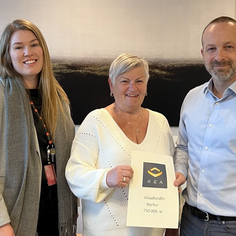 Halldór Jóhannsson afhendir Sigríði M. Jónsdóttur og Særúnu Emmu styrkinn
