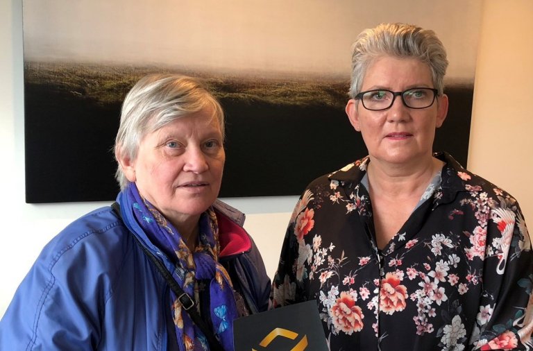 Vinningshafi, Guðbjörg Hermannsdóttir ásamt Ástu Guðnýju Kristjánsdóttur, aðstoðarmanni framkvæmdast…