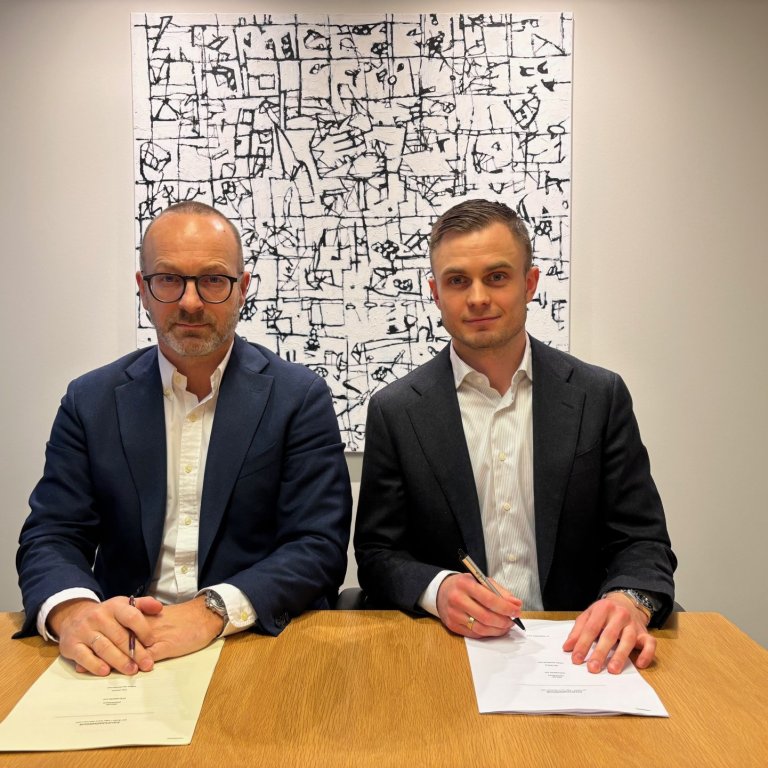 Halldór Jóhannsson framkvæmdastjóri KEA og Egill Lúðvíksson forstjóri Íveru við undirritun samninga.